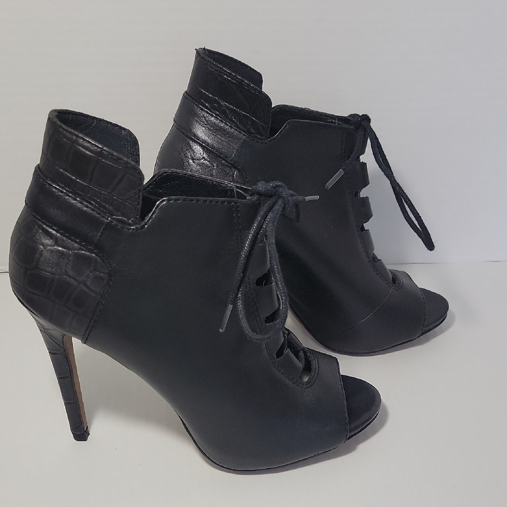 Pour La Victoire Black Heeled Lace Up Peep toe Booties. Size 6.5